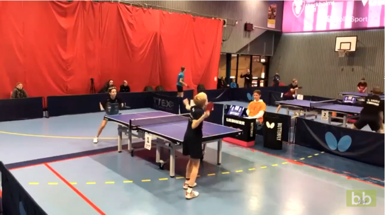 Échange hallucinant au tennis de table entre deux enfants