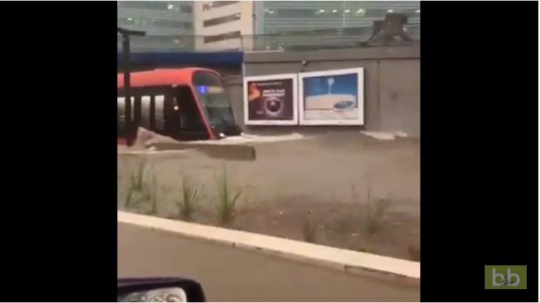 Ce conducteur de tramway en a rien à faire des inondations dans Nice