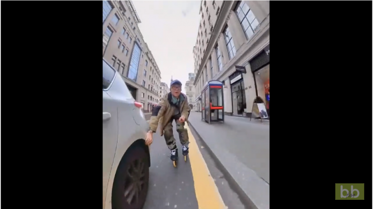 Ce gars a eu une petite surprise pendant sa balade en roller