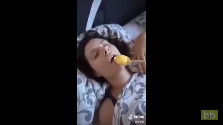 Comment réveiller sa copine !