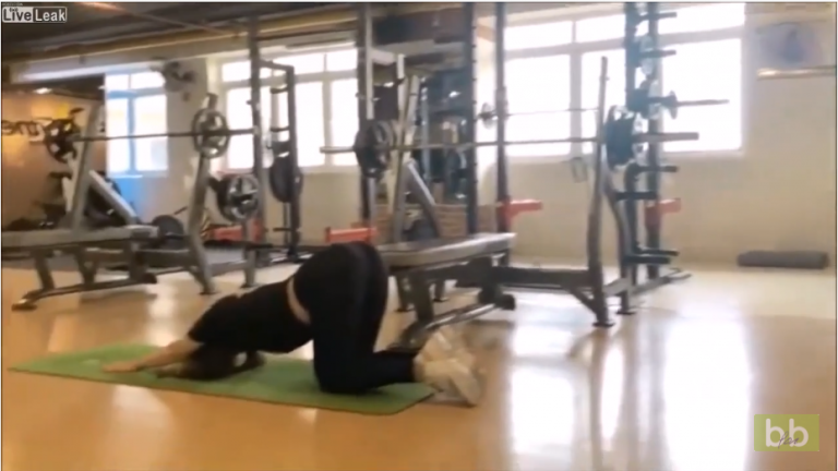 Déconcentré à la salle de gym par le Yoga de cette femme