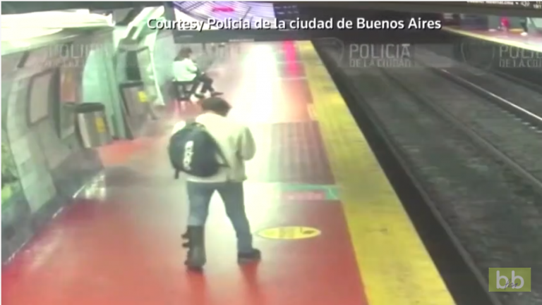 Distrait par son téléphone, un homme tombe sur les rails du métro à Buenos Aires