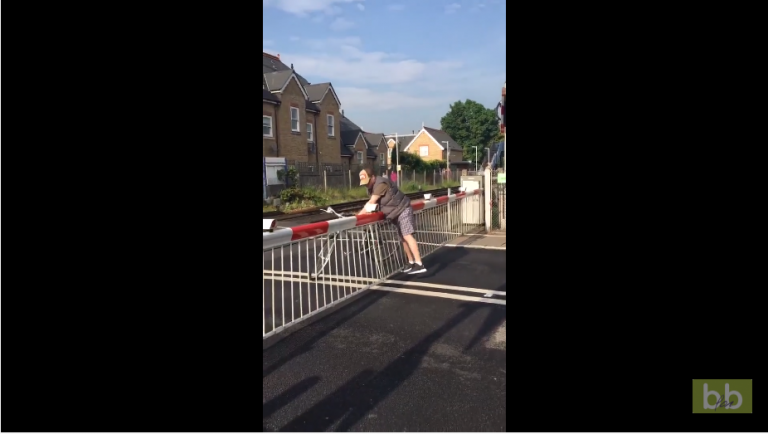 Un cycliste impatient veut absolument forcer au passage à niveau