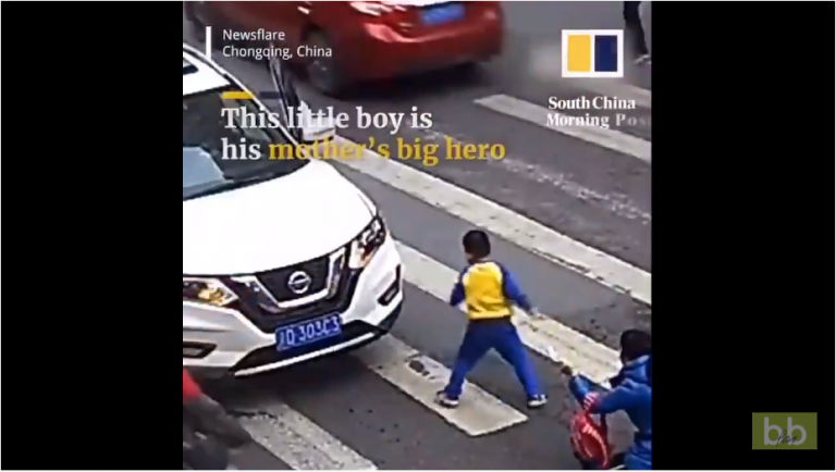 Un enfant s’énerve contre un automobiliste qui vient de renverser sa mère