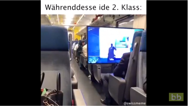 Un homme emporte sa télé dans le train pour jouer à Fortnite en Suisse