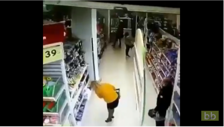 Un pervers regarde sous la jupe d’une femme