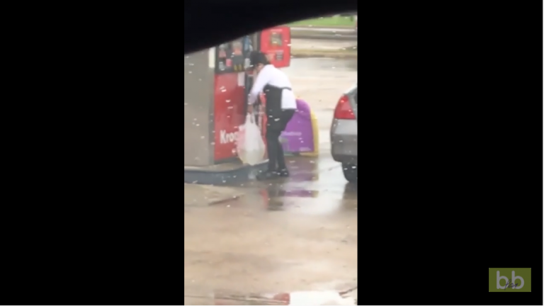 Une femme remplit des sac plastiques d’essence à la station service !