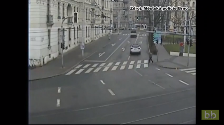 Une voiture se fait prendre en sandwich par deux tramways