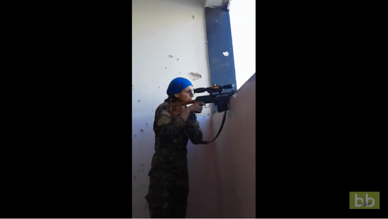 Vidéo choc : Une snipeuse kurde a eu beaucoup de chance