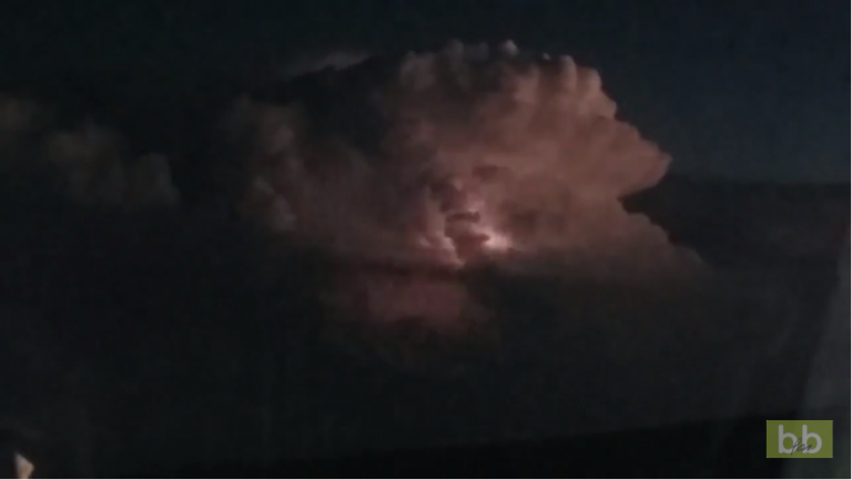 Il filme un orage incroyable depuis son avion avion à 10km d’altitude