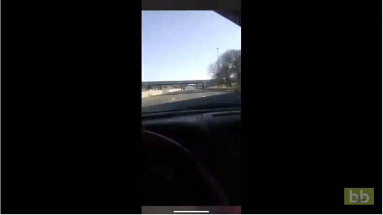 Ce conducteur roule comme un fou sur l’autoroute et choisit le bon moment pour se crasher