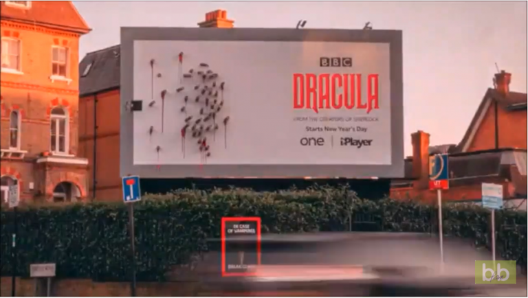 Ce panneau publicitaire pour la série Dracula risque de vous surprendre