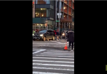 Des passants soulèvent une voiture coincée sur une femme à New York !