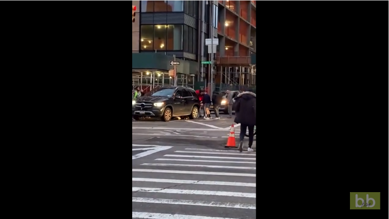 Des passants soulèvent une voiture coincée sur une femme à New York !