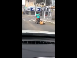 Deux hommes complètement torchés essayent désespérément de rouler à moto