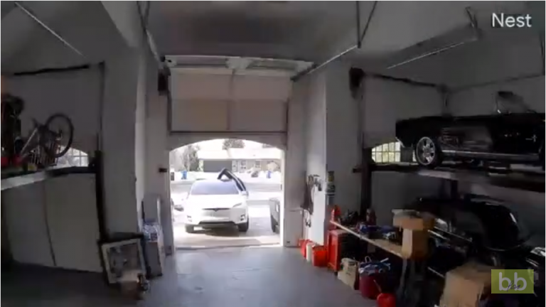 Il détruit sa Tesla en la rentrant dans le garage