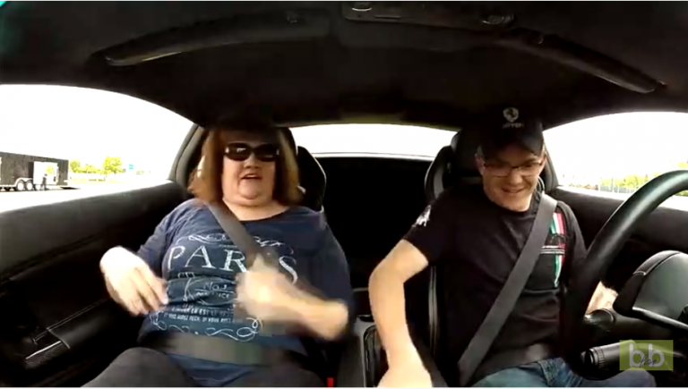 Il fait faire à sa maman un petit tour en Lamborghini…