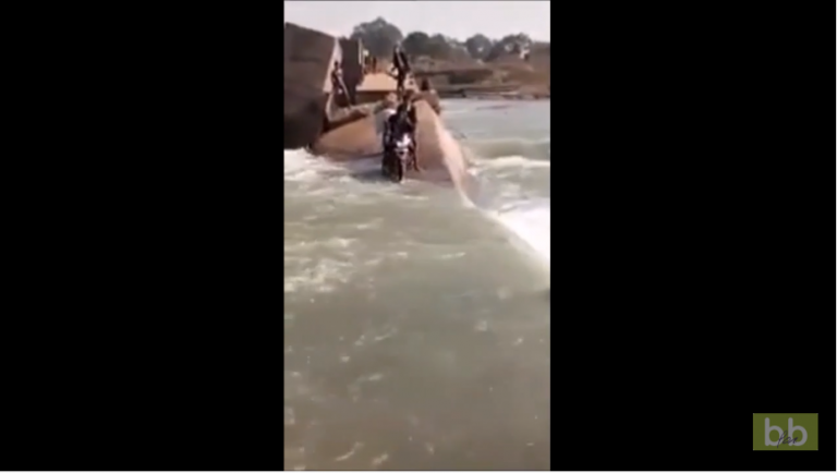 Il veut traverser la rivière avec sa moto mais se rate complètement !