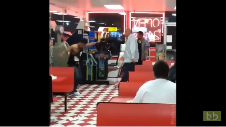La claque la plus artistique du monde pendant une bagarre