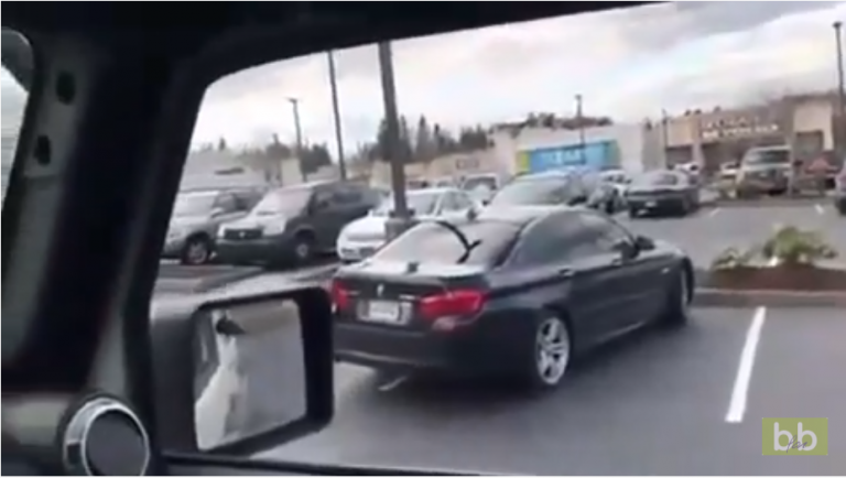 La prochaine fois il garera mieux sa BMW