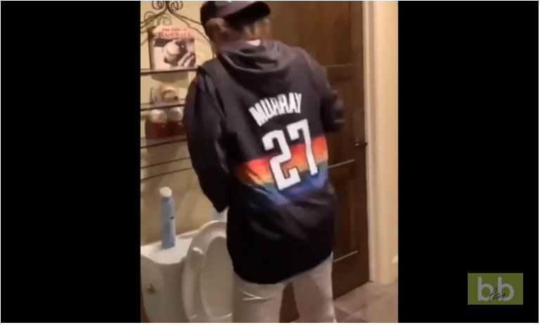 Quand tu laisses deux jeunes s’amuser dans la salle de bain