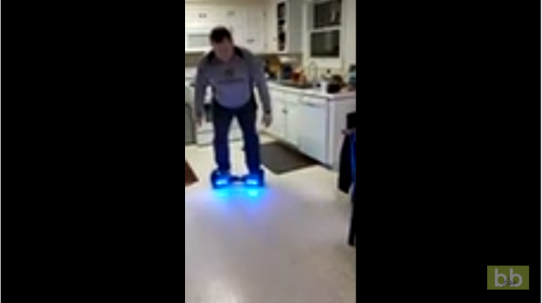 Quand un homme teste son hoverboard de Noel