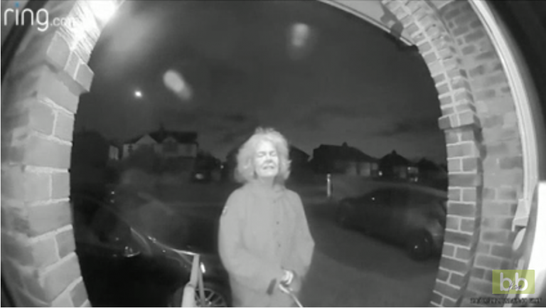 Quand une femme terrifiante sonne à la porte en pleine nuit