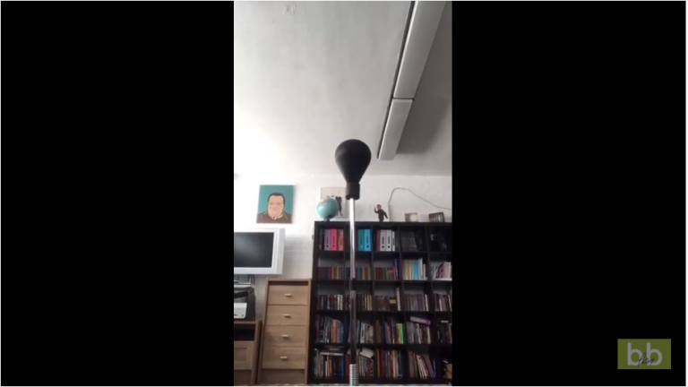 S’entraîner au kick boxing dans le salon mauvaise idée