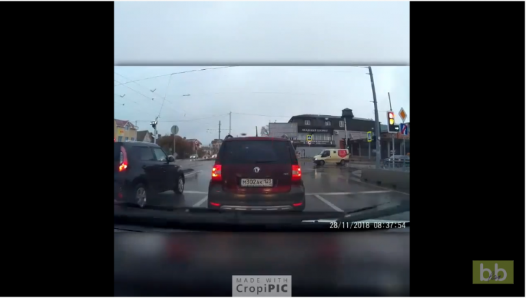 Un automobiliste veut doubler tout le monde et va le regretter…