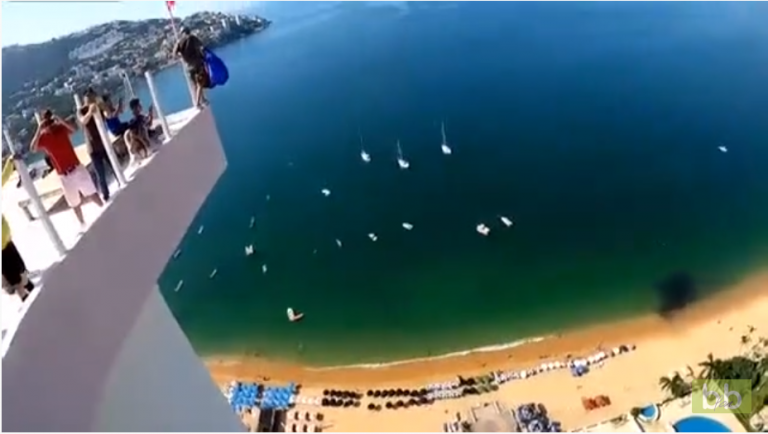 Un base jumper percute un immeuble et atterrit sur un balcon