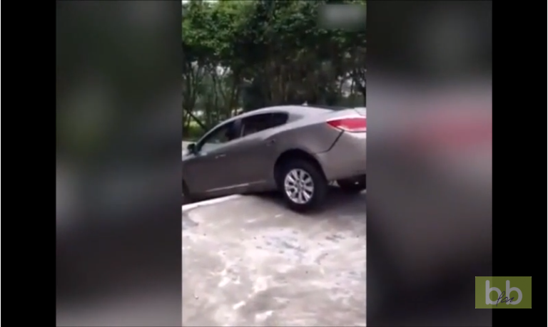 Un conducteur tente de descendre des escaliers en voiture…