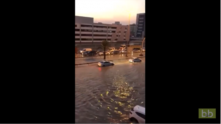 Un homme a la solution pour circuler pendant les inondations…