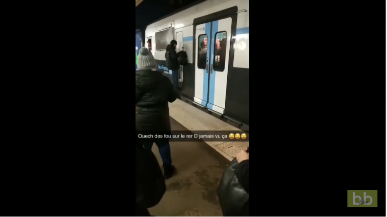 Un homme ne peut pas entrer dans le RER D bondé et s’accroche à l’extérieur du train