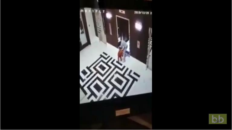 Un homme sauve un chien étranglé par un ascenseur