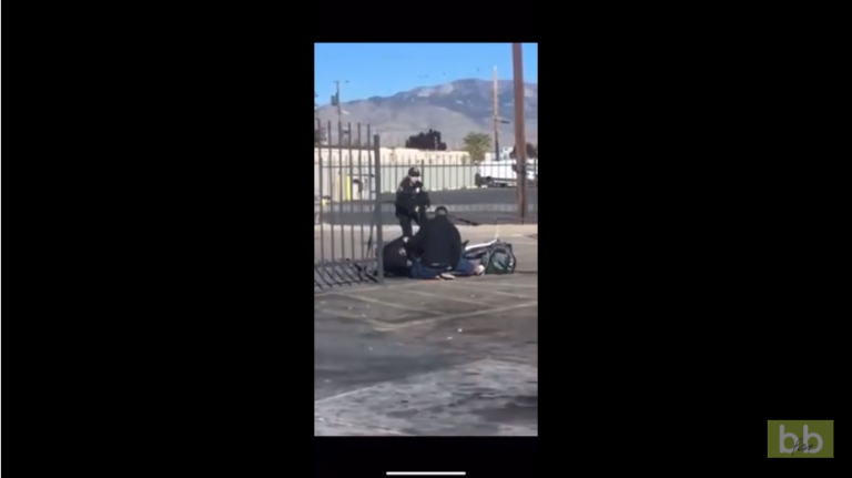 Un homme se fait voler son vélo pendant qu’il se fait arrêter par des policiers