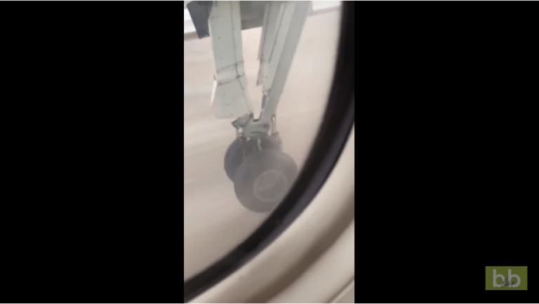 Un passager filme son avion qui perd une roue en plein décollage