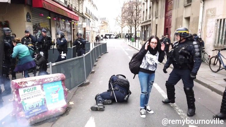 Un CRS reçoit un éclat de pétard au visage