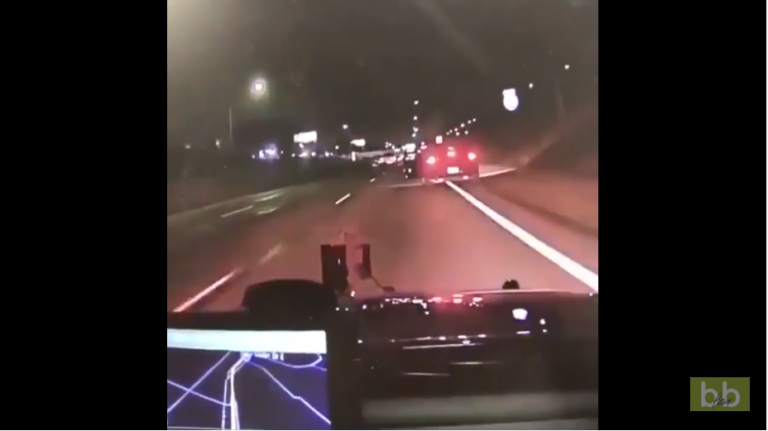 Un suspect saute de sa voiture en marche pendant une course poursuite avec la police
