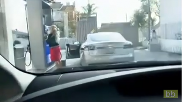 Une blonde veut faire le plein sur une Tesla
