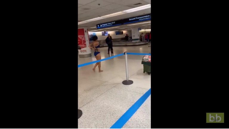 Une femme se déshabille tranquillement dans le terminal de l’aéroport de Miami