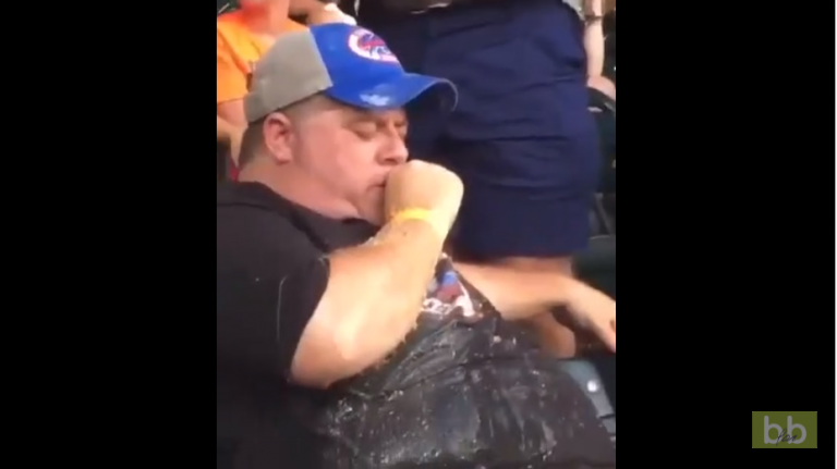 Ce gars a passé un très mauvais moment lors d’un match de Baseball