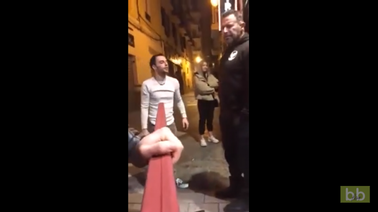 Ce gars n’aurait vraiment pas dû chauffer le videur d’une boite de nuit