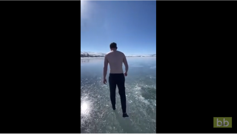 Il manque de rester coincé sous la glace d’un lac en nageant !