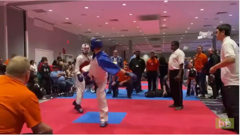 Il met un gros KO à son adversaire au Taekwondo
