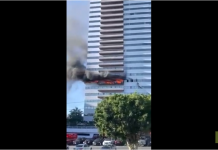 Les pompiers sauvent un homme accroché d'un immeuble en feu