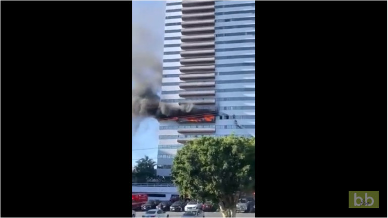 Les pompiers sauvent un homme accroché d’un immeuble en feu !