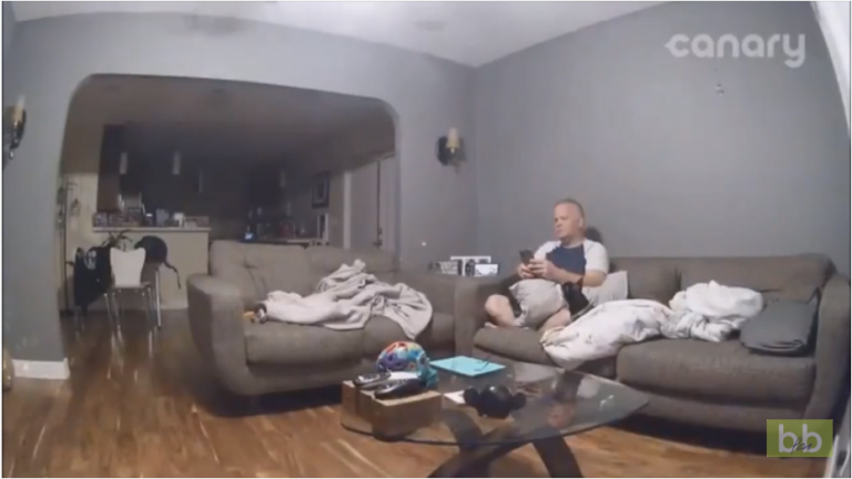 Ne pas courir avec ton chien dans la maison