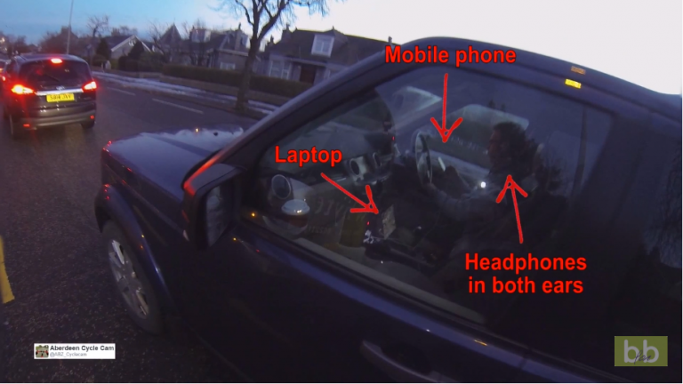 On a trouvé le pire conducteur du monde téléphone, ordinateur et écouteurs au volant