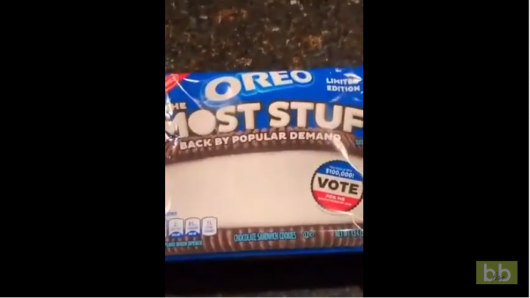 Oreo version géante ! Il l’avale d’un coup !