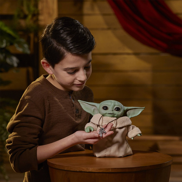 Peluche-animatronique-taille-réelle-Baby-Yoda-dans-The-Mandalorian
